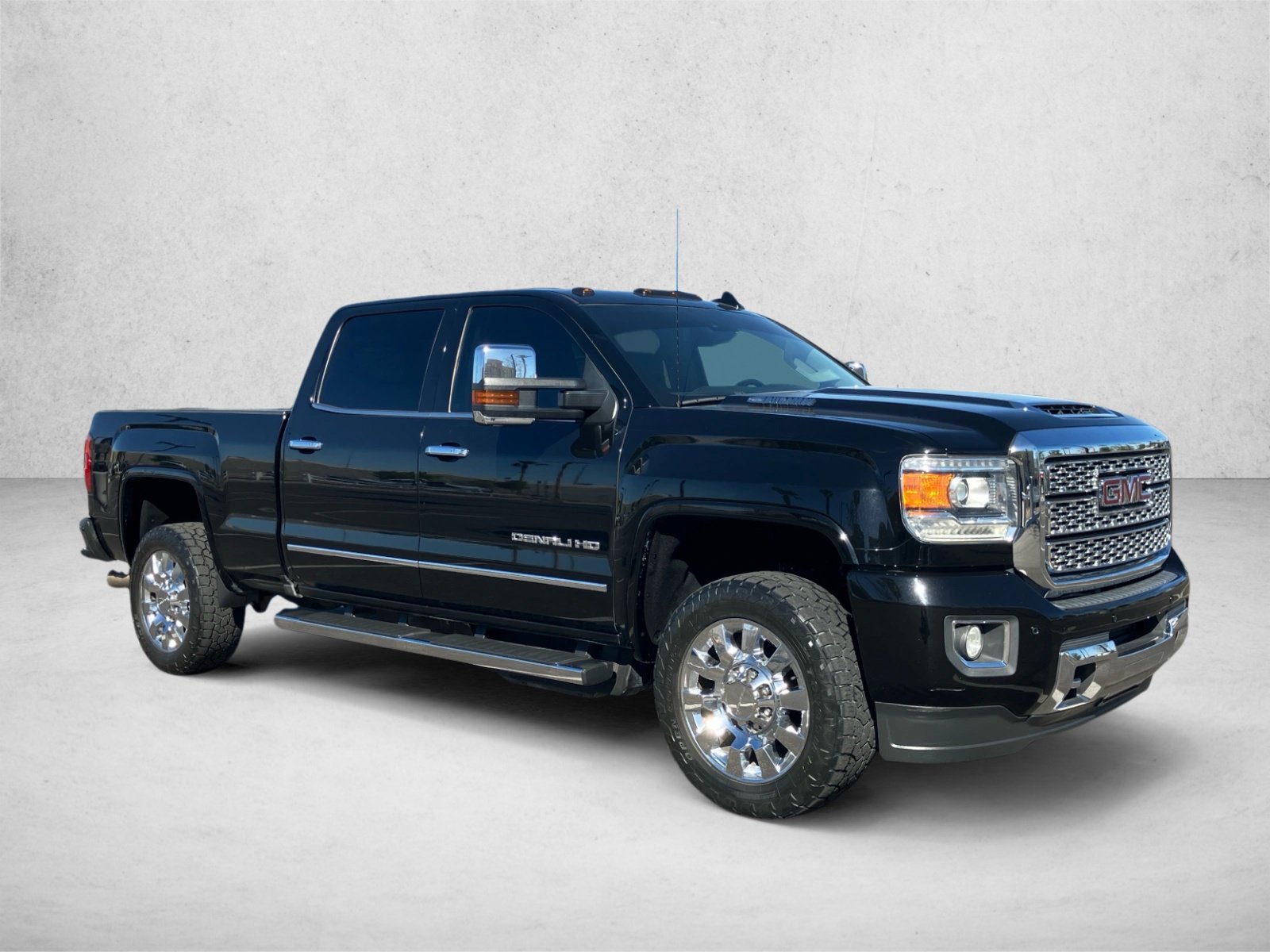 Used 2018 GMC Sierra 2500 Denali w/ Duramax Plus Package AWD/4WD image 3