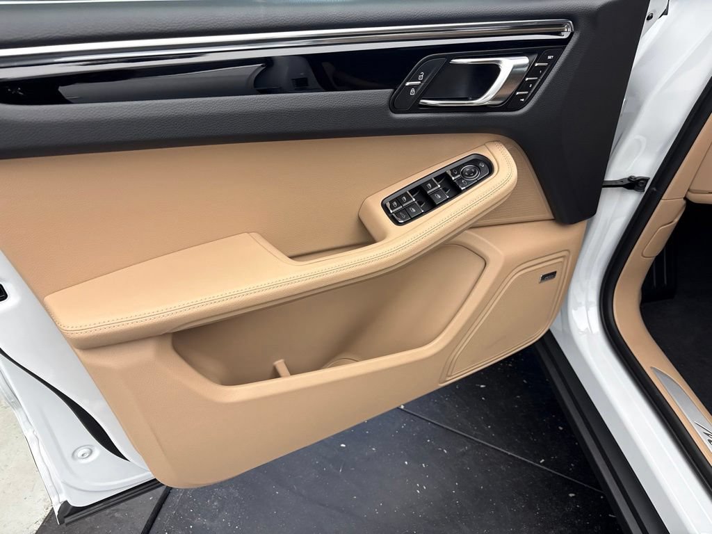 New 2026 Porsche Macan AWD/4WD image 4