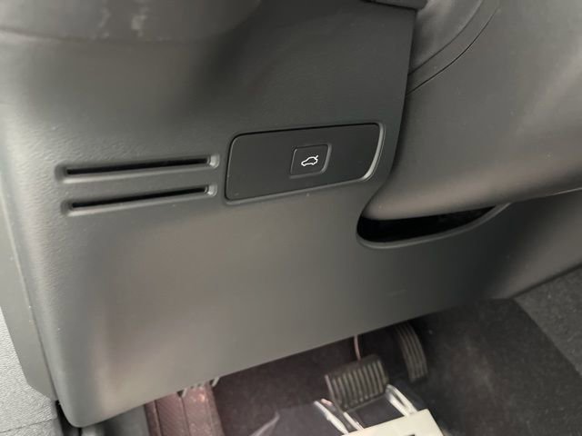 Used 2023 Volvo XC40 B5 Plus w/ Driver Assist Package AWD/4WD image 31