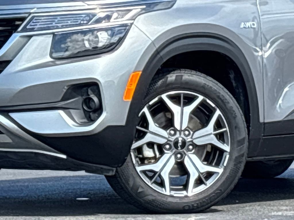 Used 2023 Kia Seltos EX image 2