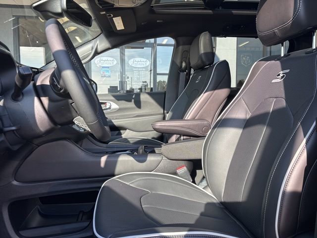 New 2026 Chrysler Pacifica Limited w/ S Appearance Package image 4