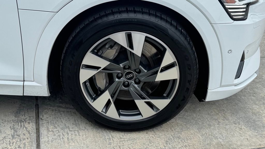 Used 2023 Audi e-tron Premium Plus image 3