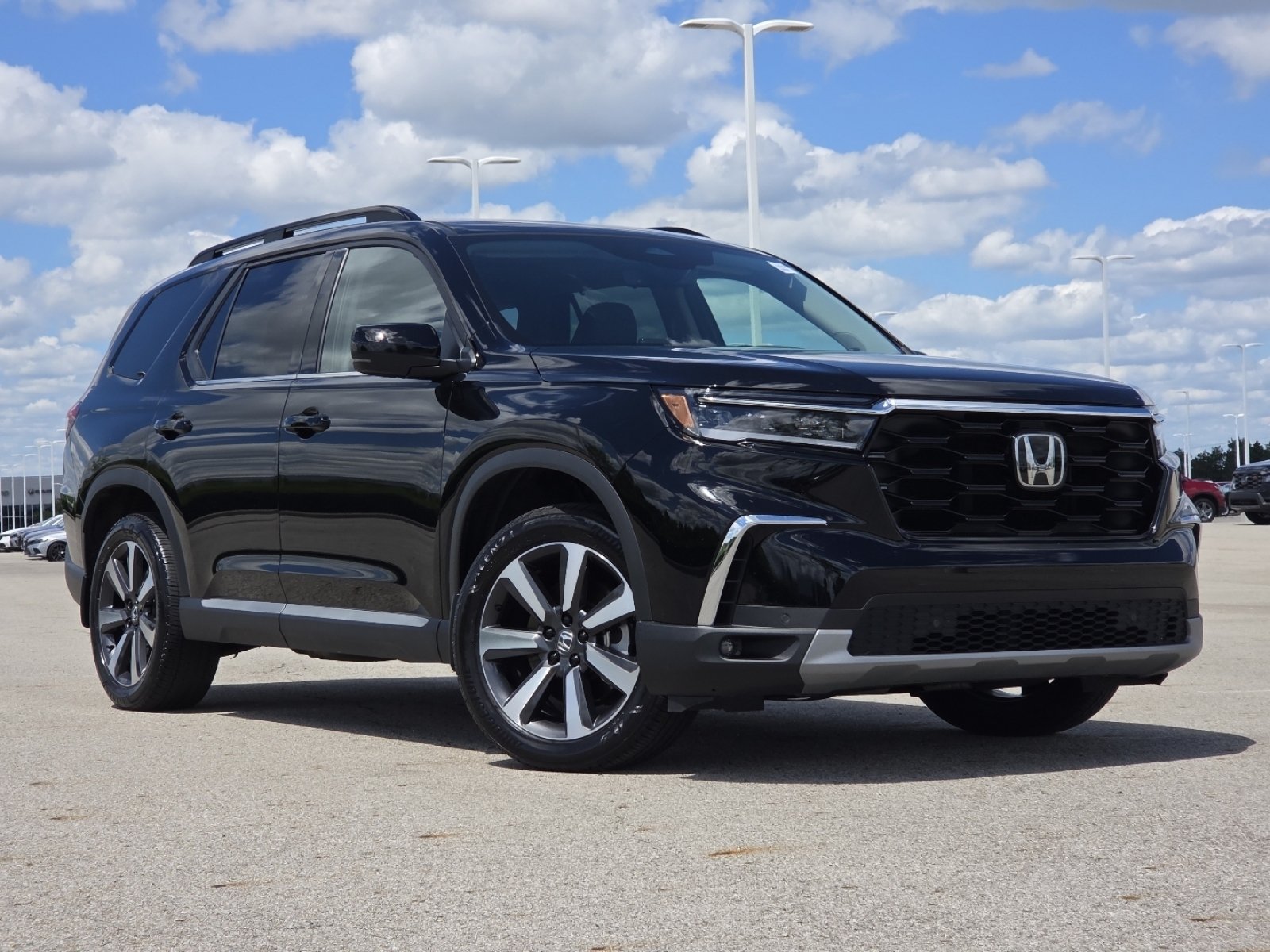 Used 2025 Honda Pilot Touring image 2