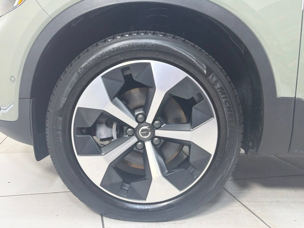 Used 2024 Volvo XC40 B5 Plus AWD/4WD image 9