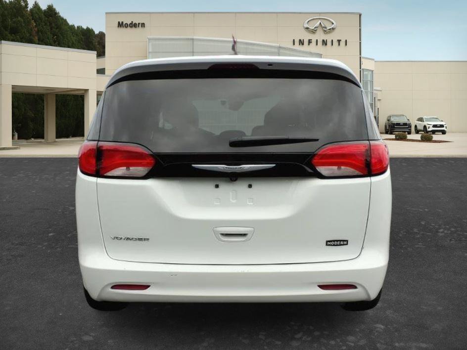 Used 2023 Chrysler Voyager LX FWD image 5