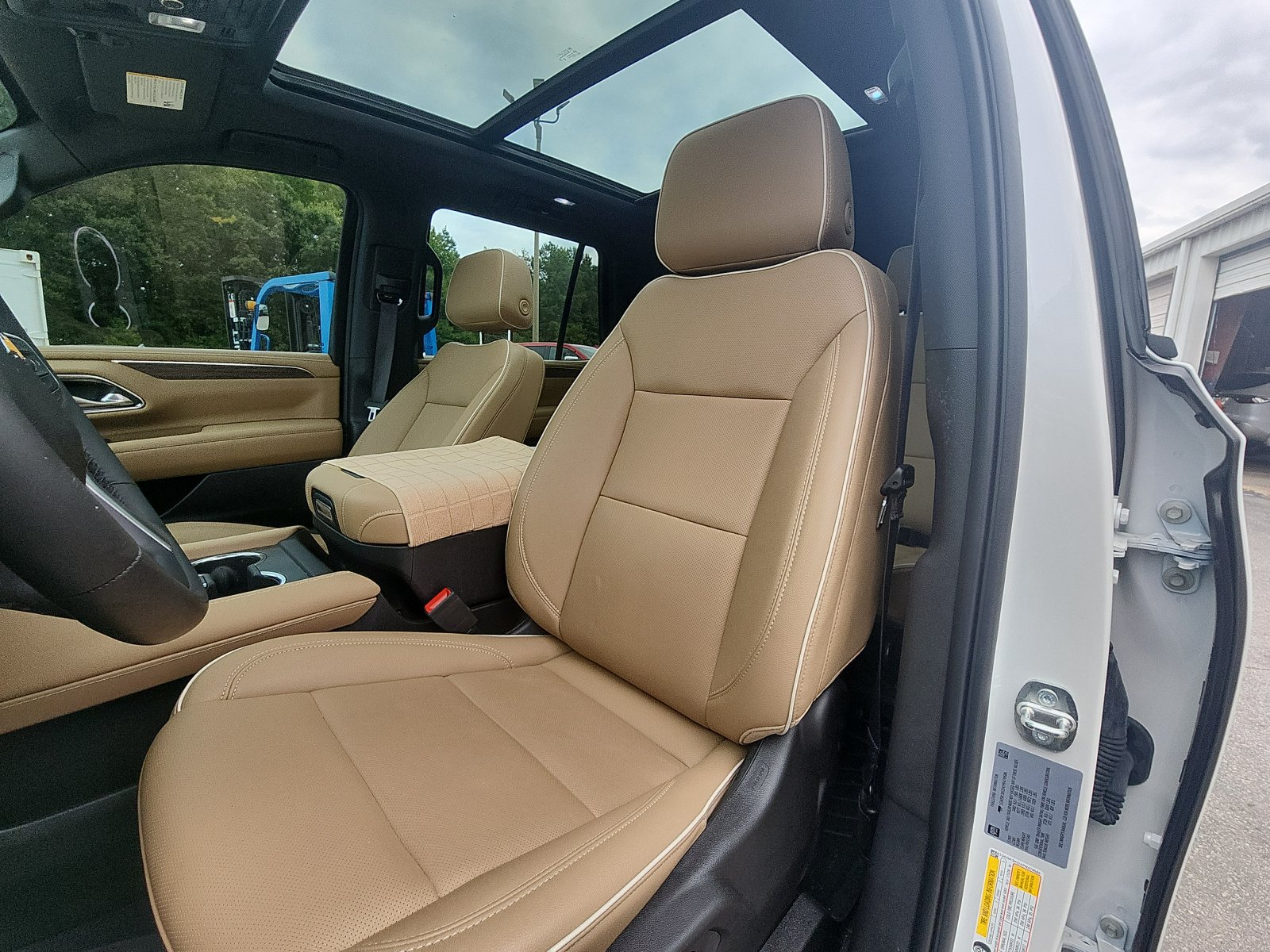 Used 2023 Chevrolet Tahoe Premier w/ Premium Package AWD/4WD image 19