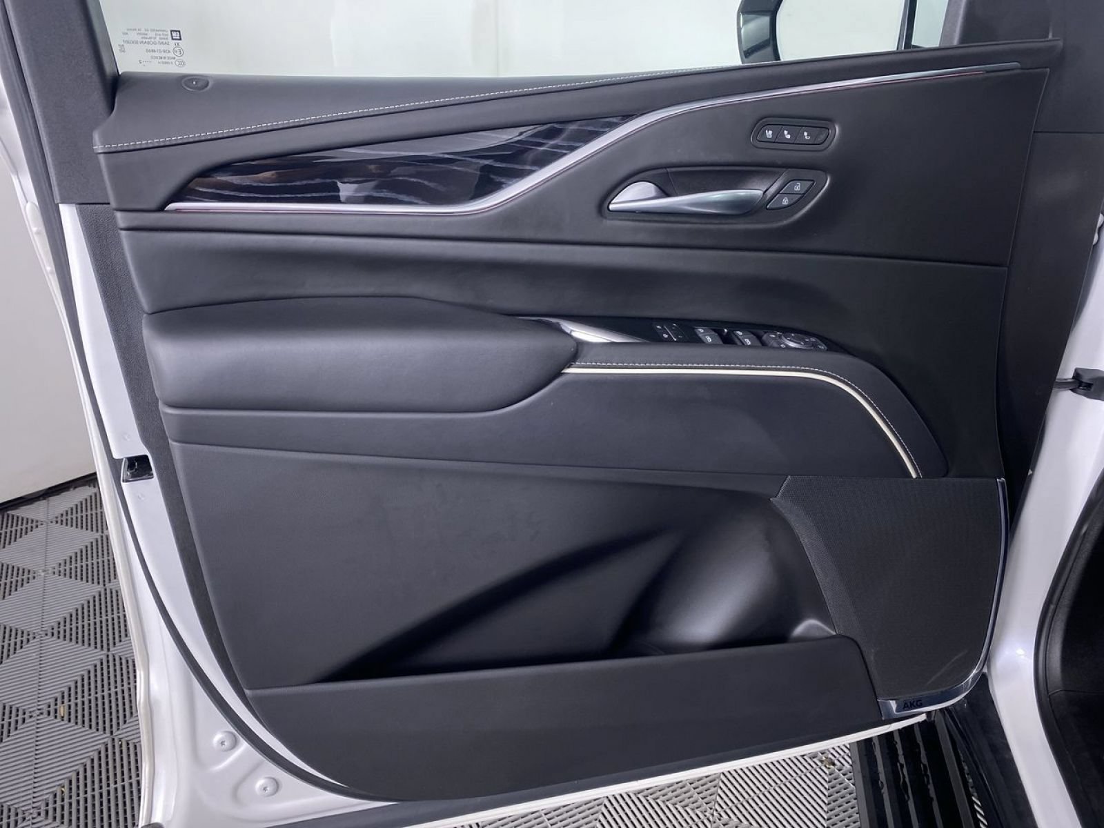 Certified 2023 Cadillac Escalade ESV V AWD/4WD image 13