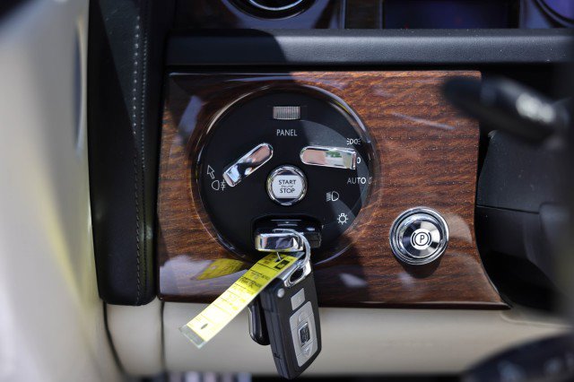 Used 2015 Rolls-Royce Phantom Drophead Coupe image 20