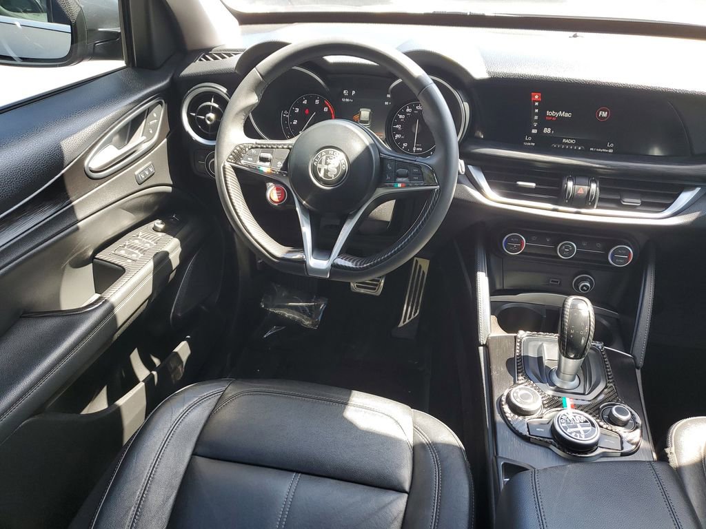 Used 2018 Alfa Romeo Stelvio AWD image 17