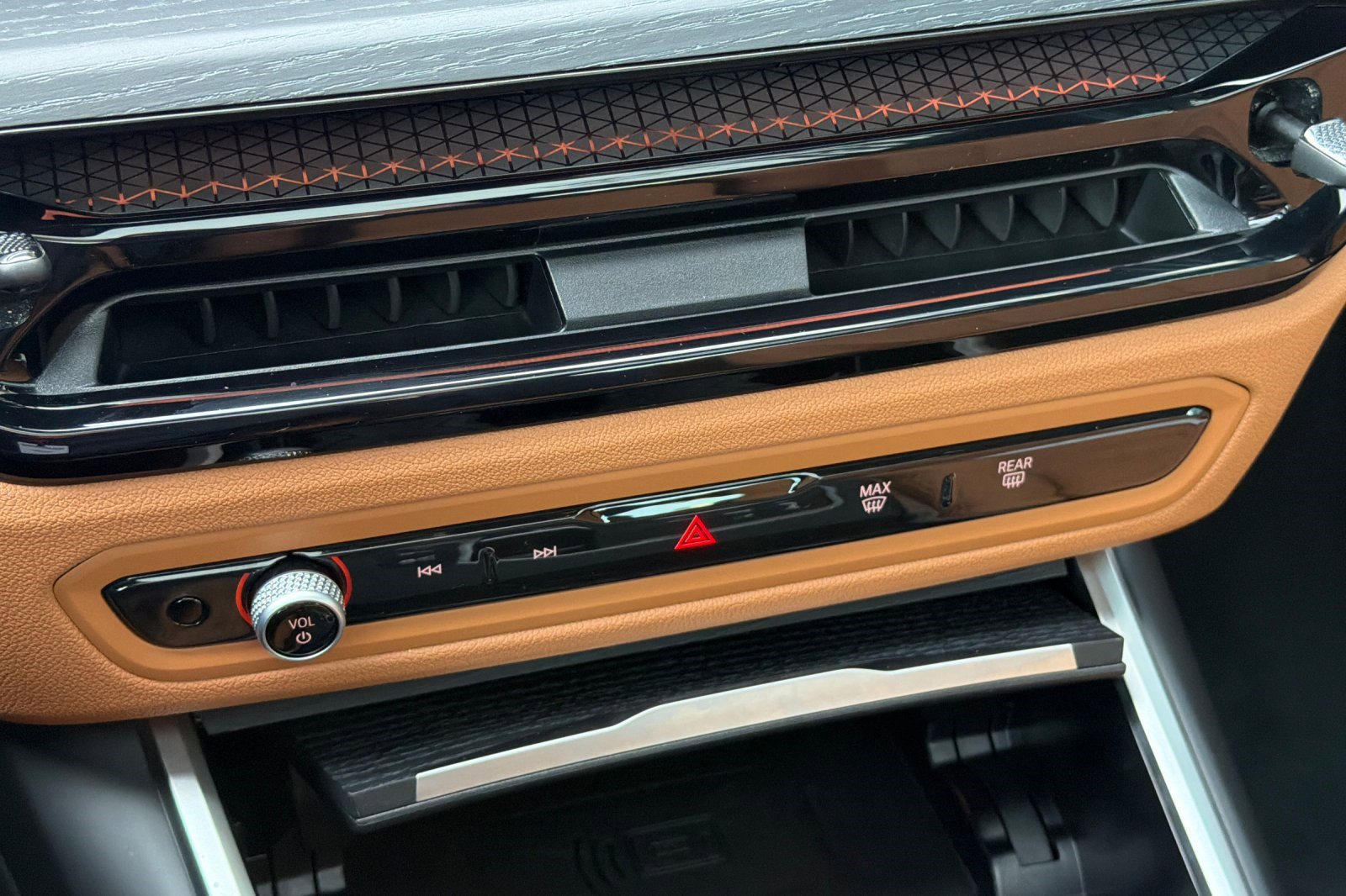 Used 2025 BMW 330i Sedan w/ Premium Package image 27