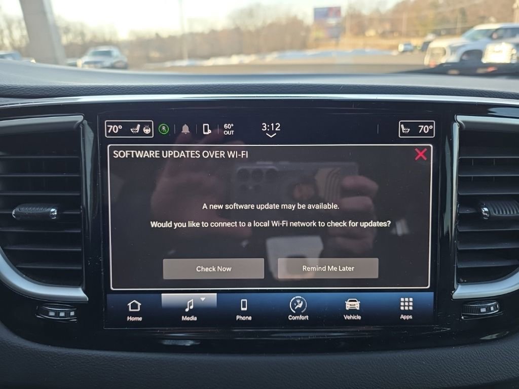 Used 2024 Chrysler Pacifica Touring-L image 22