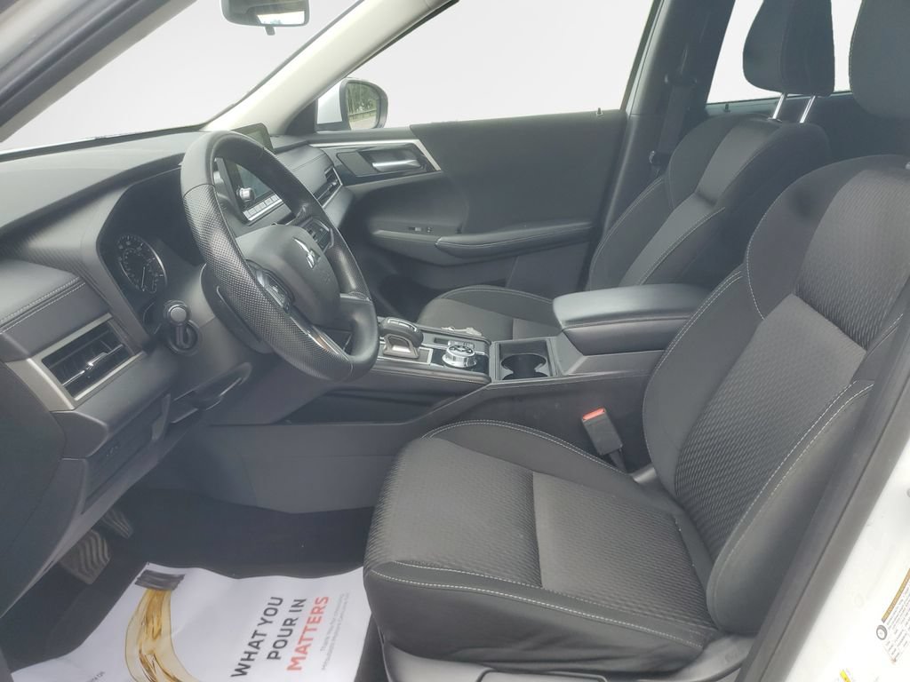 Used 2023 Mitsubishi Outlander ES AWD/4WD image 12