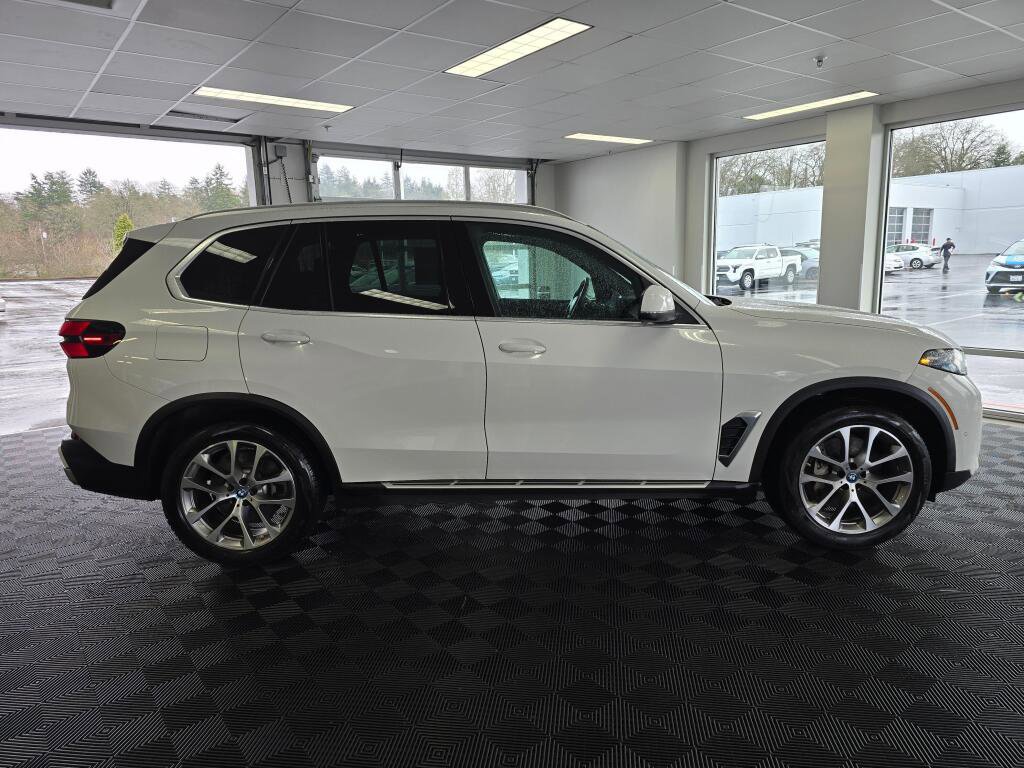 Used 2025 BMW X5 xDrive50e image 2
