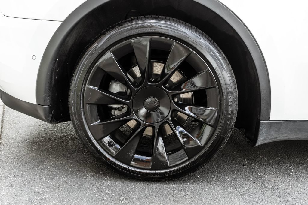 Used 2022 Tesla Model Y Long Range AWD/4WD image 28