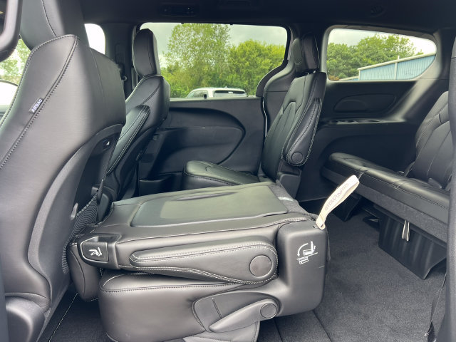 New 2027 Chrysler Pacifica Select FWD image 5