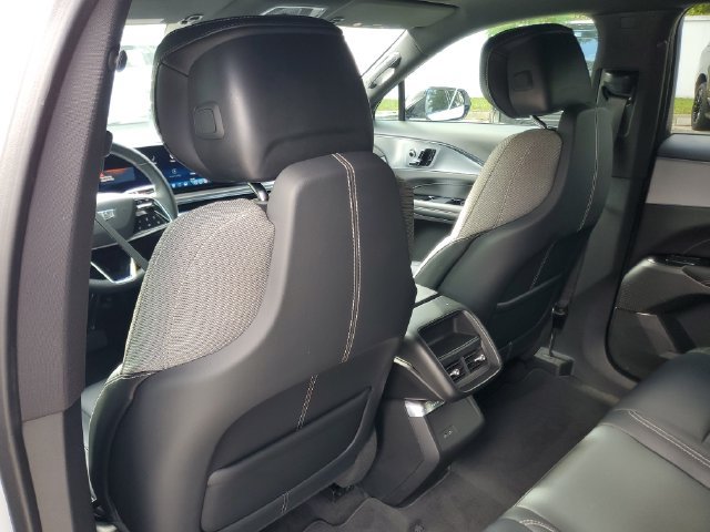 Used 2024 Cadillac Lyriq Tech RWD image 12