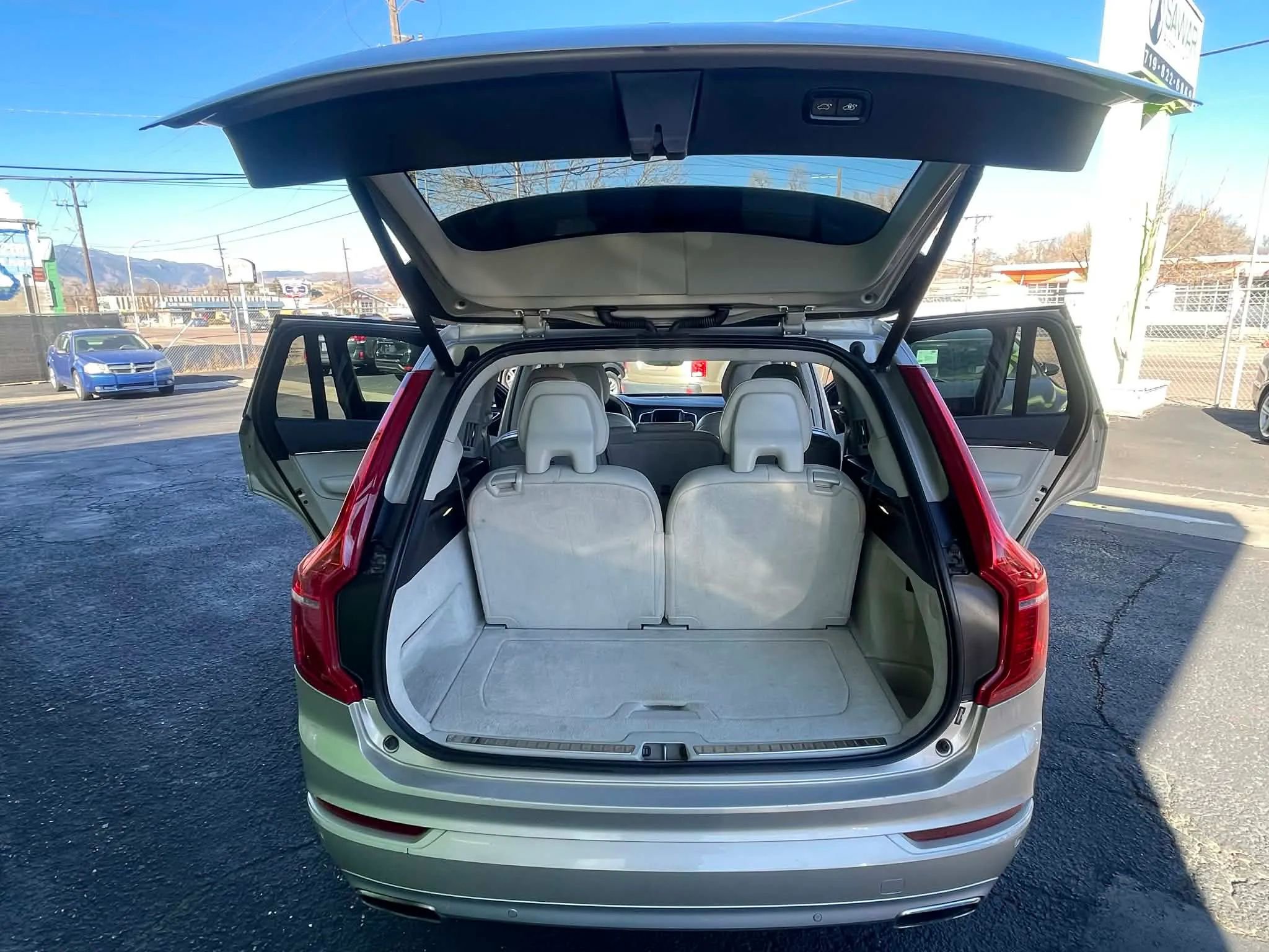 Used 2016 Volvo XC90 T6 Momentum w/ Momentum Plus Package image 14