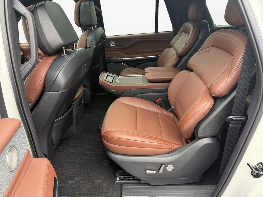 Used 2025 Lincoln Navigator L Reserve image 13