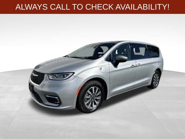 Used 2023 Chrysler Pacifica Touring-L FWD image 3