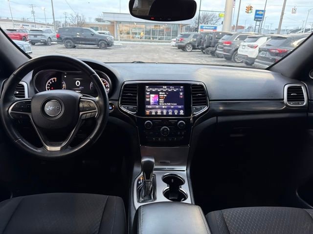 Used 2019 Jeep Grand Cherokee Laredo w/ 18" Wheel & 8.4" Radio Group image 16