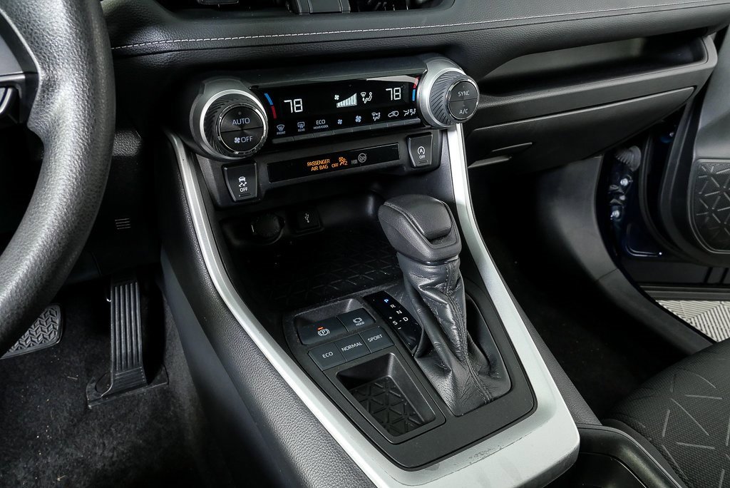 Used 2021 Toyota RAV4 XLE w/ Convenience Package image 16