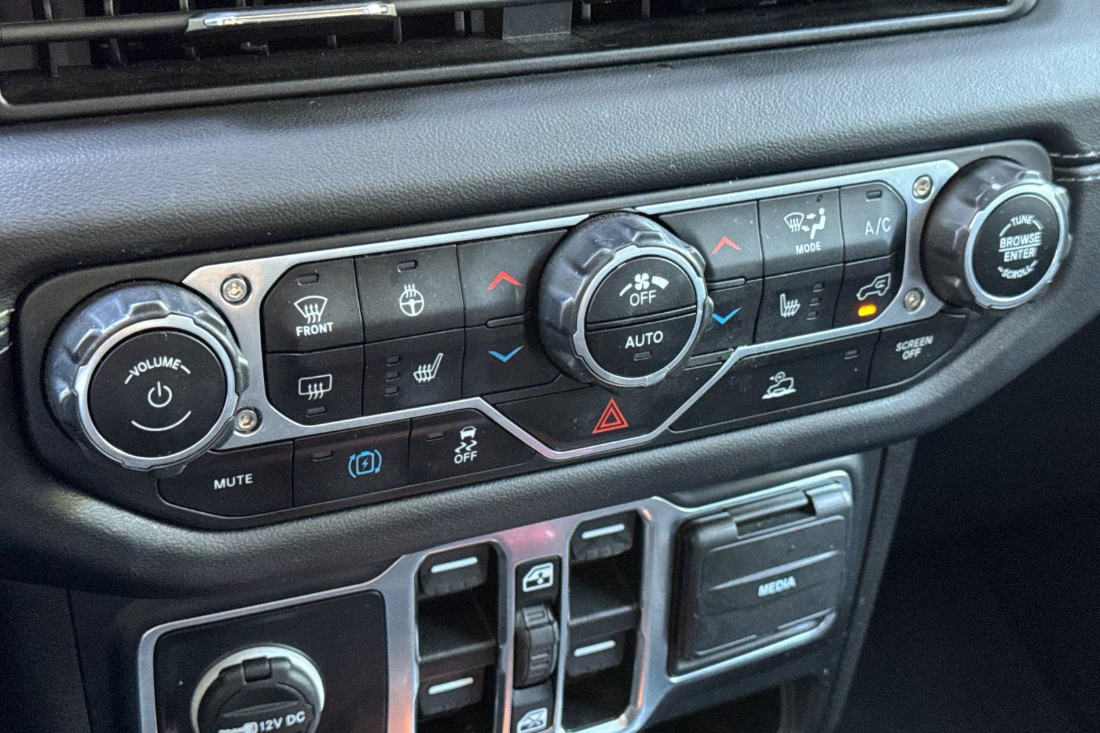 Used 2024 Jeep Wrangler Unlimited Sahara AWD/4WD image 22