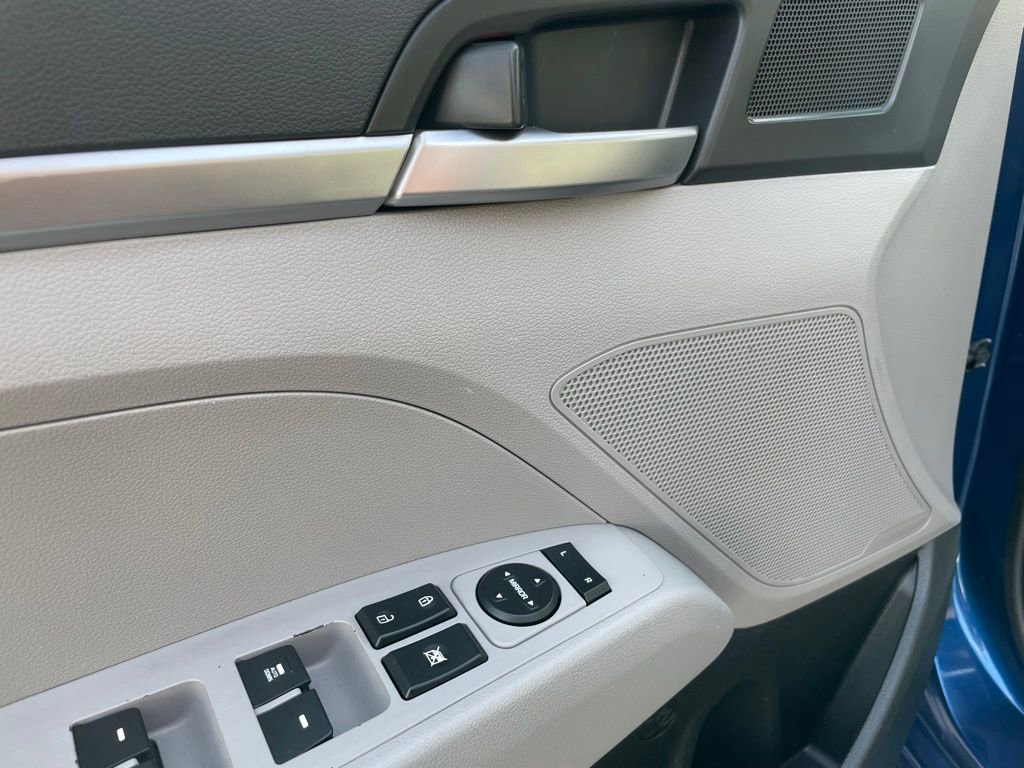Used 2019 Hyundai Elantra SE image 11