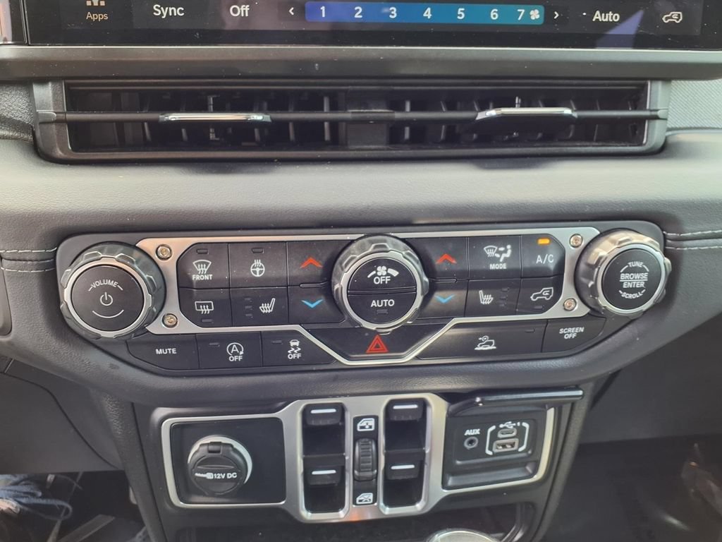 Used 2025 Jeep Wrangler Unlimited Sahara AWD/4WD image 9
