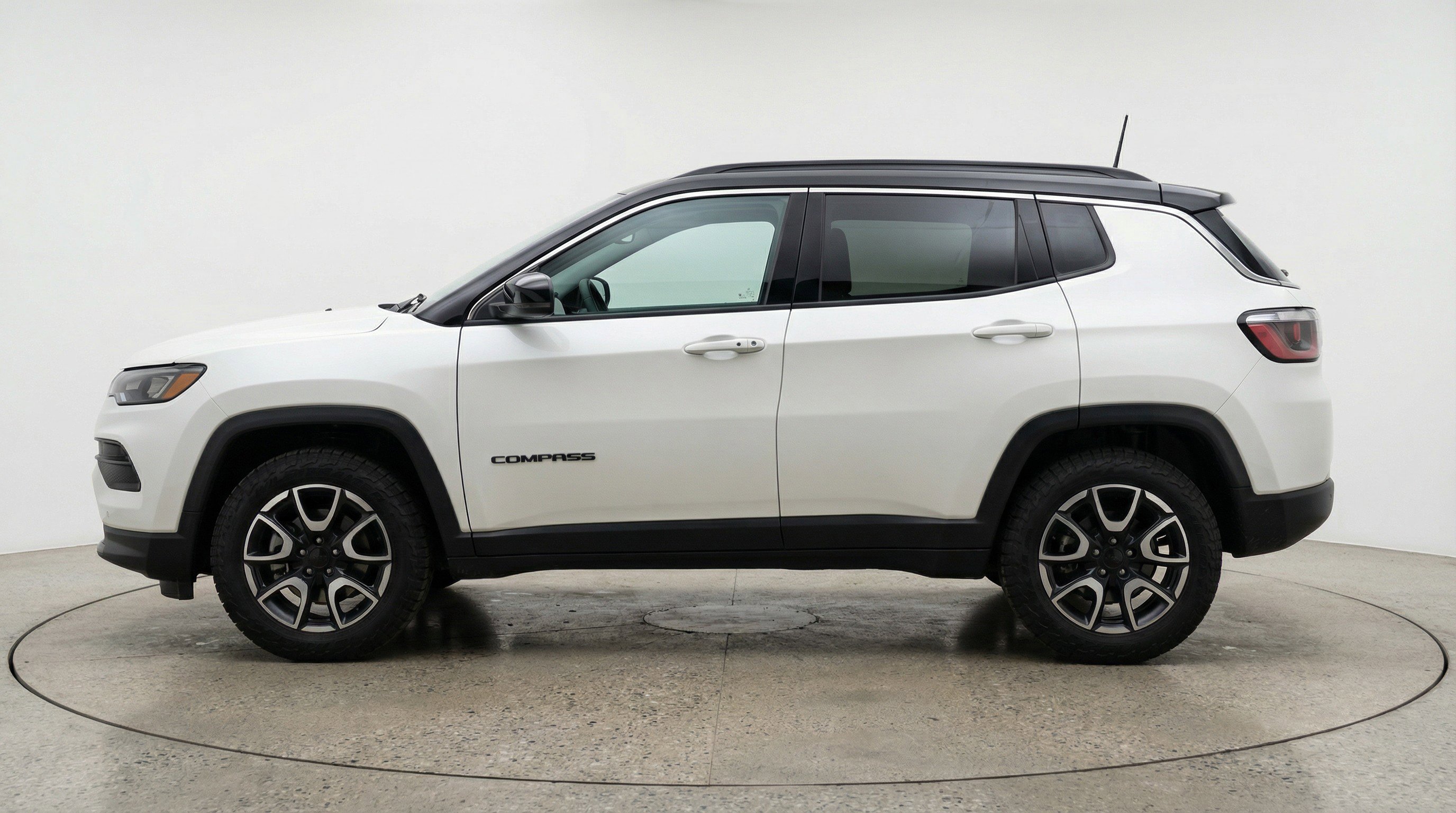 Used 2025 Jeep Compass Trailhawk AWD/4WD image 5