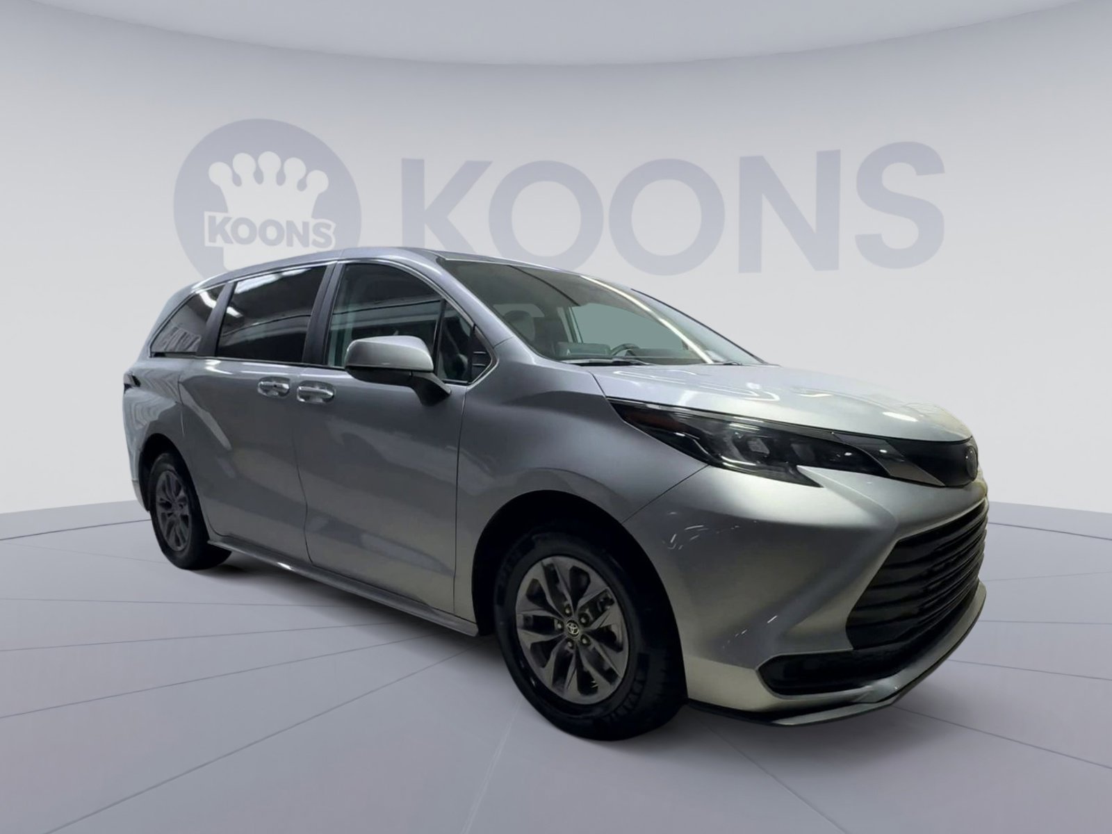 Used 2024 Toyota Sienna LE FWD image 2