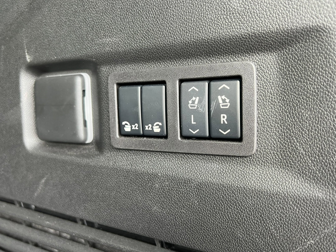 Used 2024 GMC Yukon SLT w/ SLT Luxury Package image 7