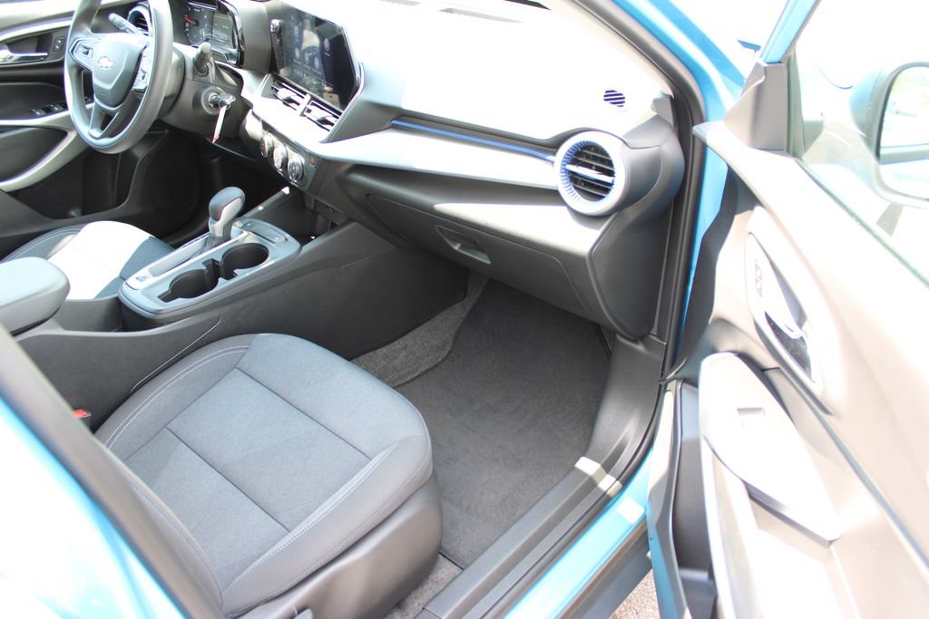 Certified 2025 Chevrolet Trax LS FWD image 37