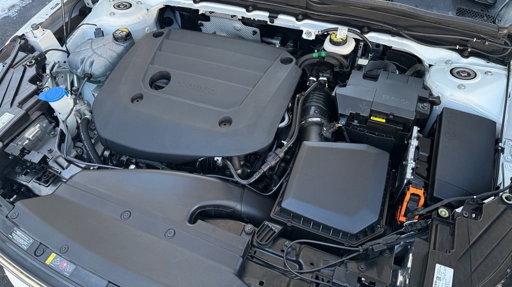 Used 2025 Volvo XC40 B5 Core image 30
