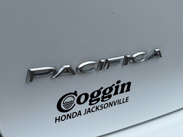 Used 2022 Chrysler Pacifica Limited w/ Uconnect Theater Family Group image 31