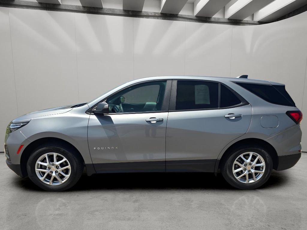 Used 2023 Chevrolet Equinox LS w/ LS Convenience Package AWD/4WD image 2