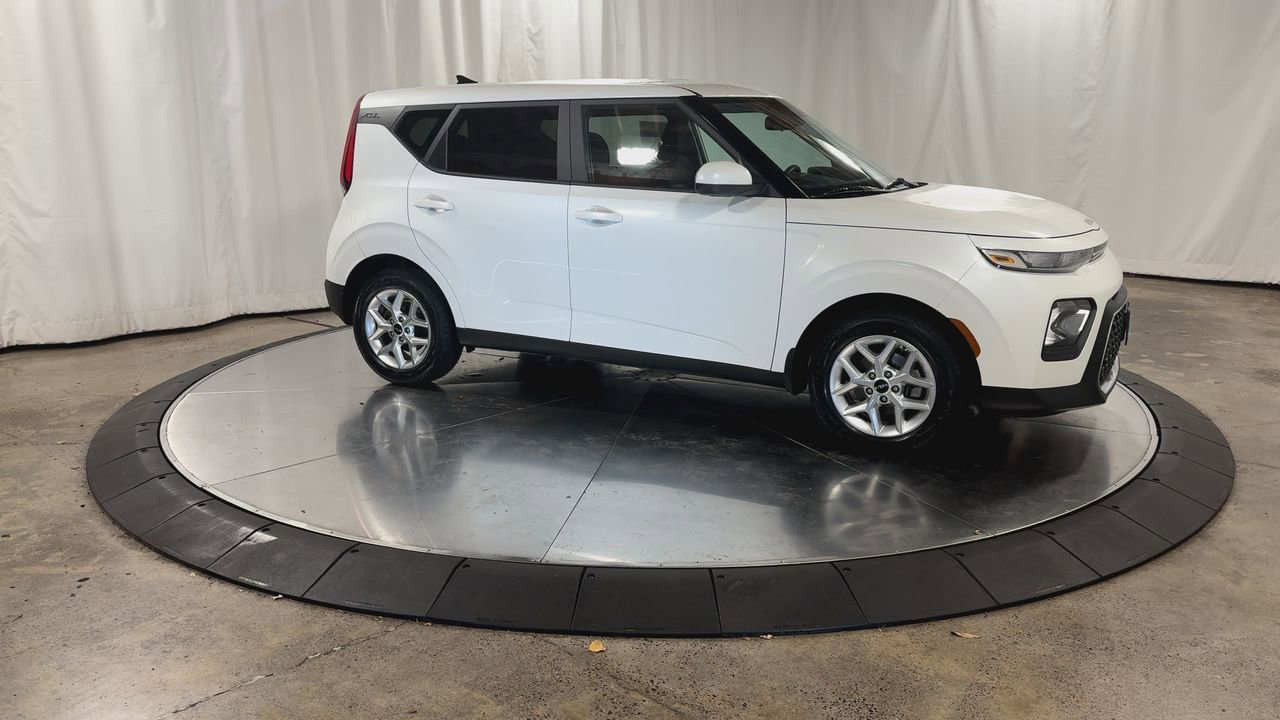 Certified 2022 Kia Soul LX w/ Technology Package image 3