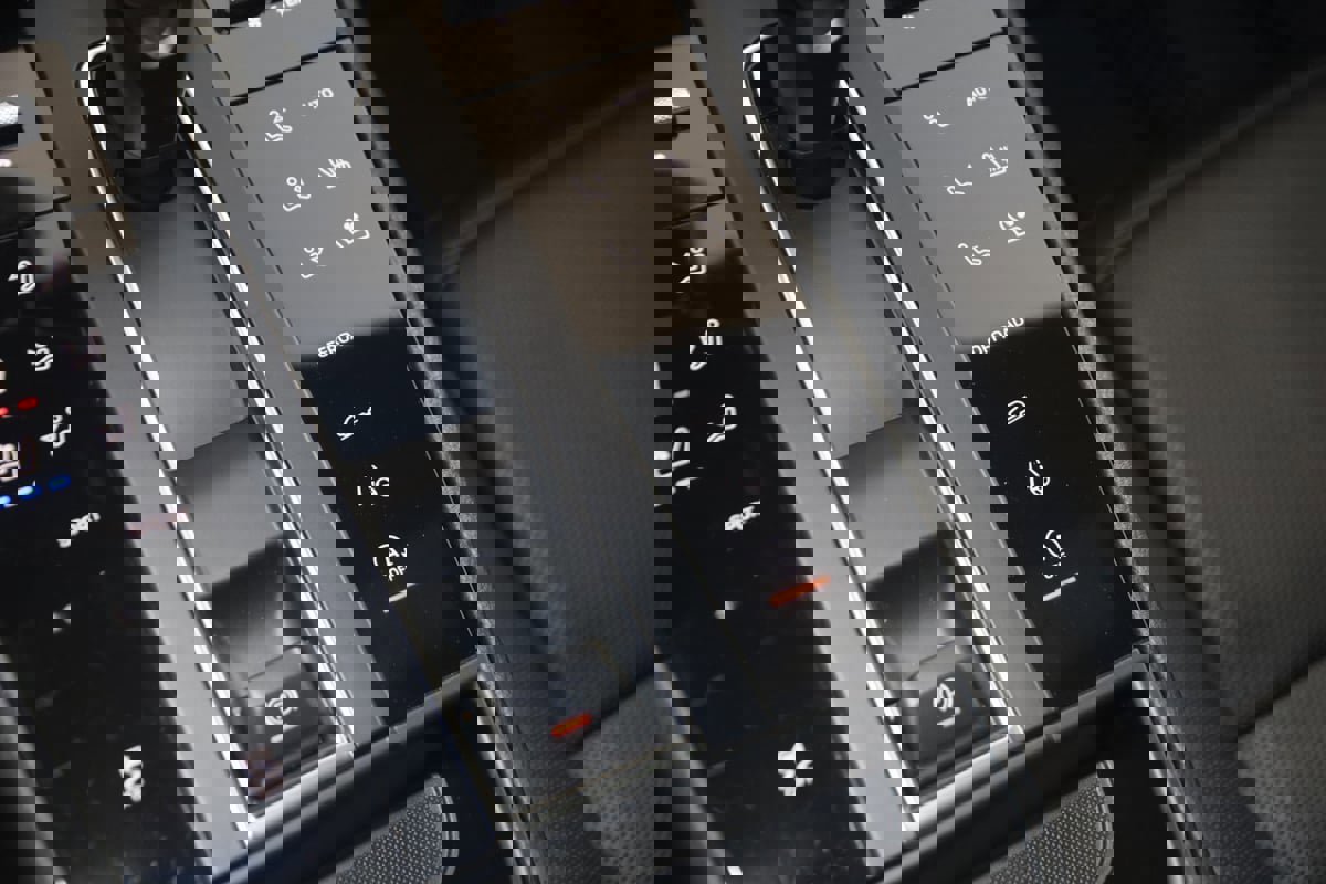 Used 2025 Porsche Macan image 35