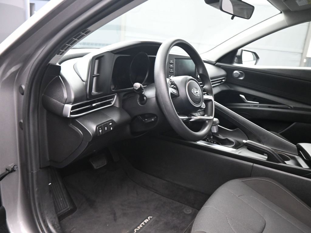 Used 2023 Hyundai Elantra SE w/ Preferred Accessory Package image 2