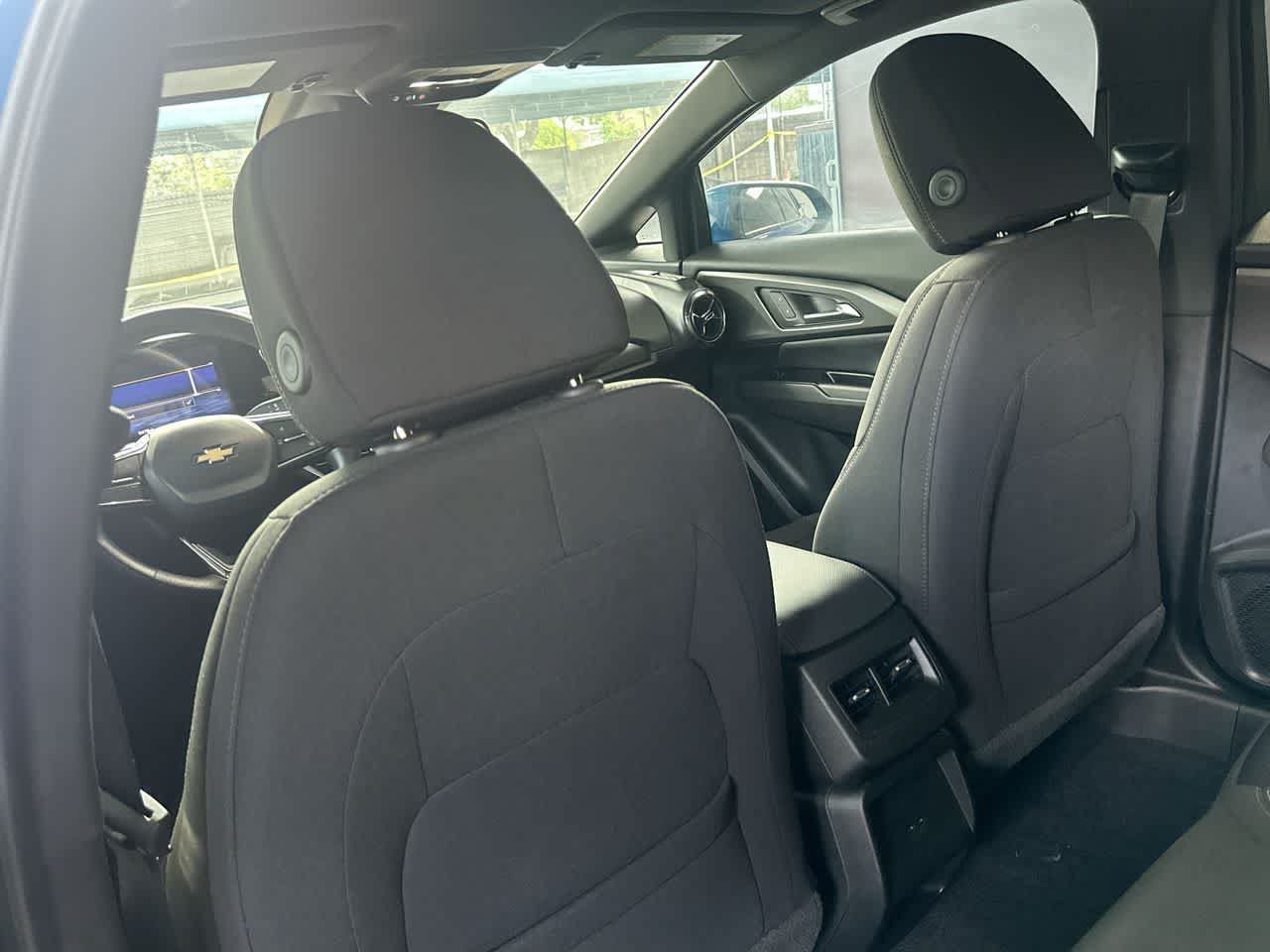 Used 2025 Chevrolet Equinox EV LT FWD image 23