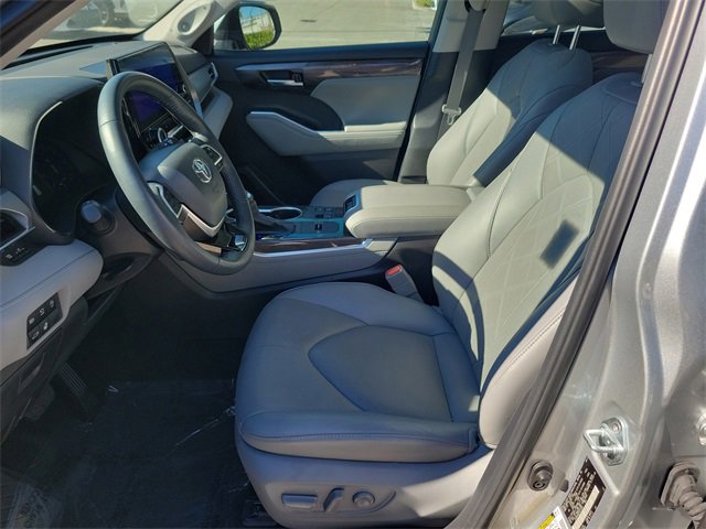Used 2023 Toyota Highlander Platinum image 12