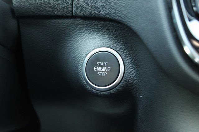 Used 2025 Volvo XC40 B5 Plus image 24