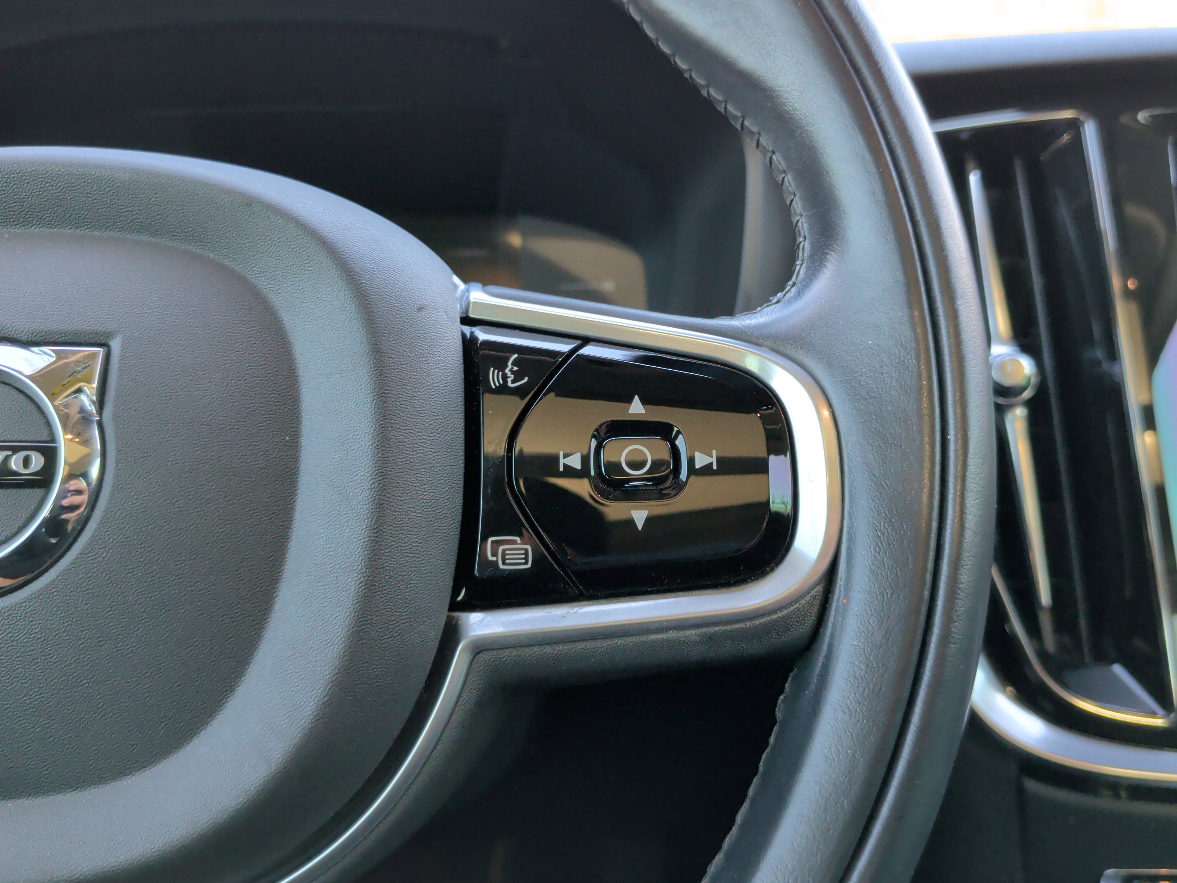 Used 2019 Volvo S60 T5 Momentum image 19