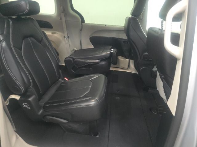 Used 2024 Chrysler Pacifica Touring-L FWD image 6