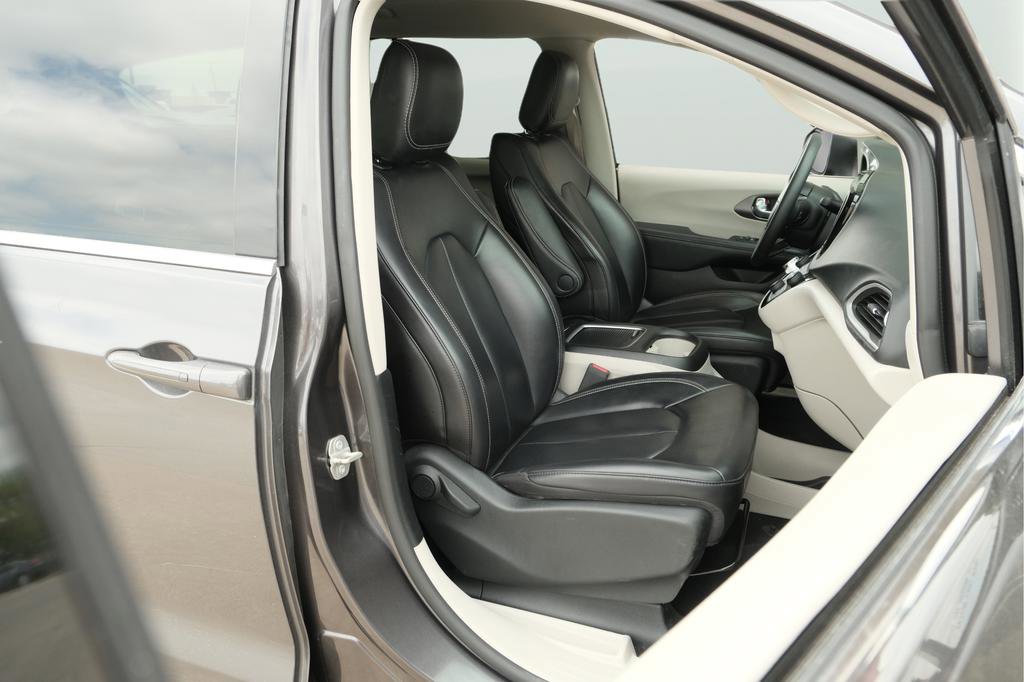 Used 2023 Chrysler Pacifica Touring-L FWD image 34