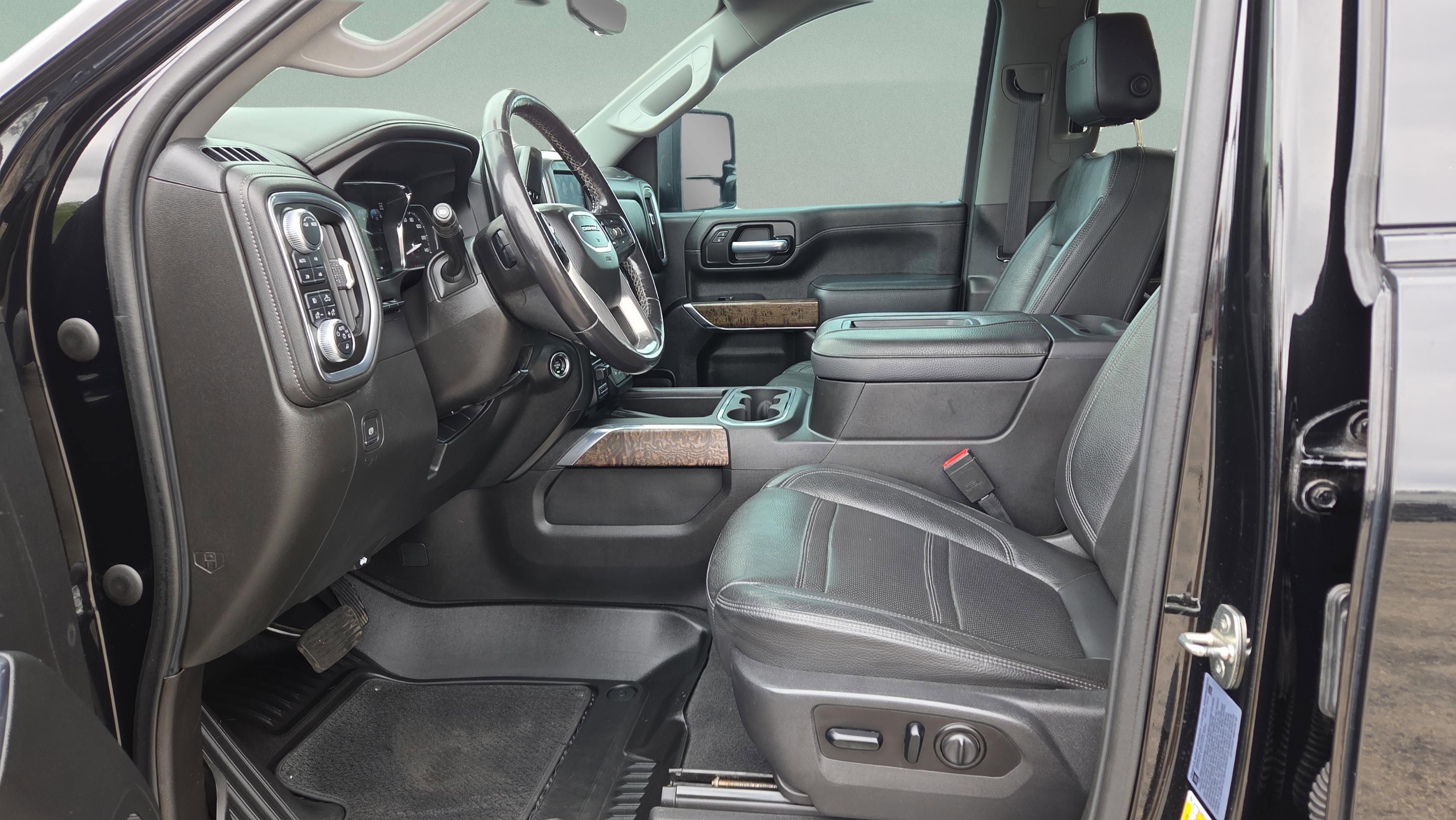 Used 2021 GMC Sierra 3500 Denali w/ Denali Black Diamond Edition AWD/4WD image 9