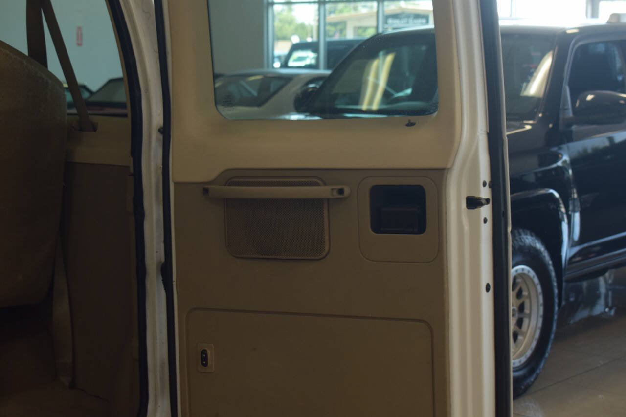 Used 2014 Ford E-350 and Econoline 350 XLT RWD image 37