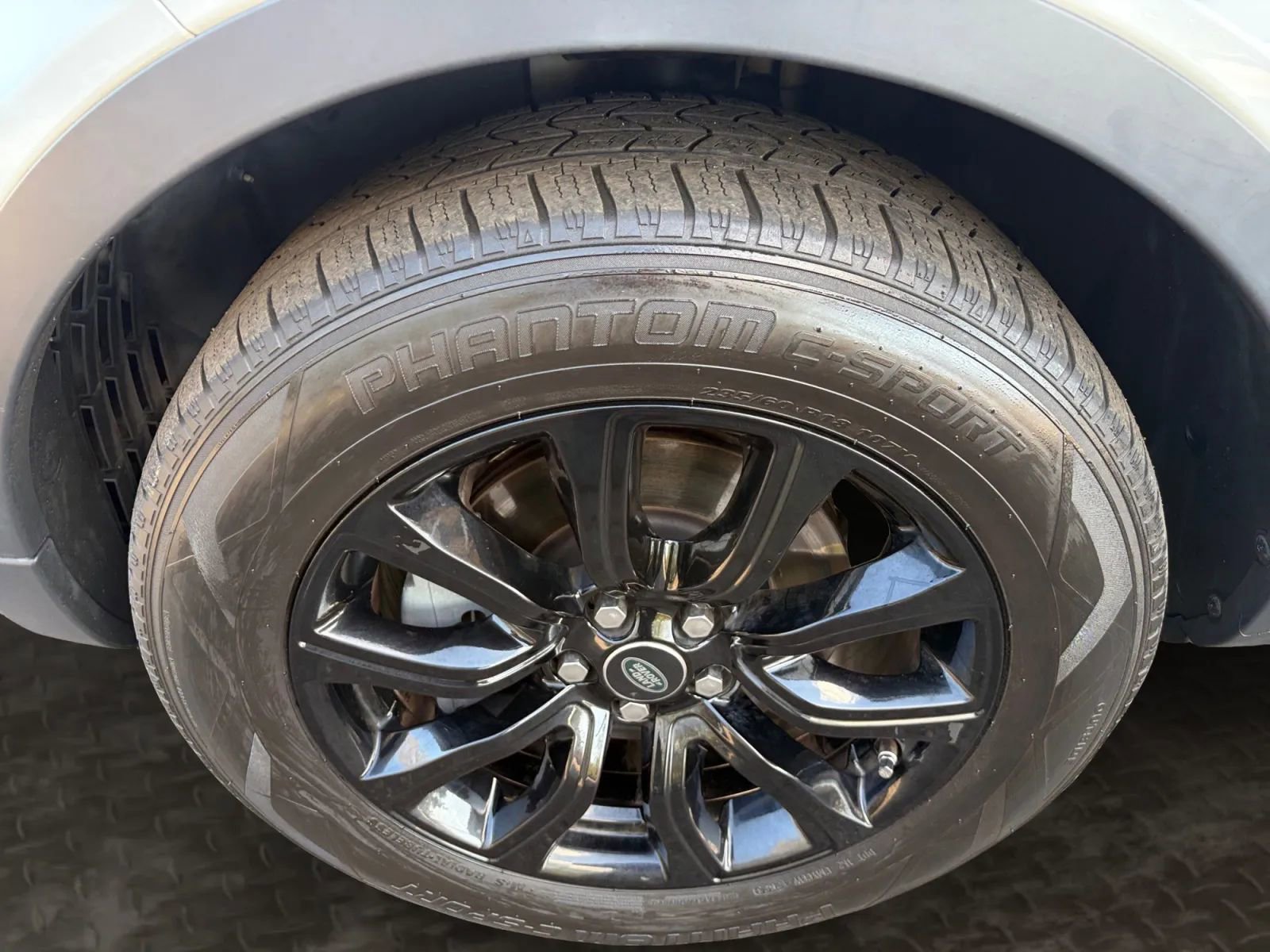 Used 2019 Land Rover Range Rover Evoque SE Premium image 33