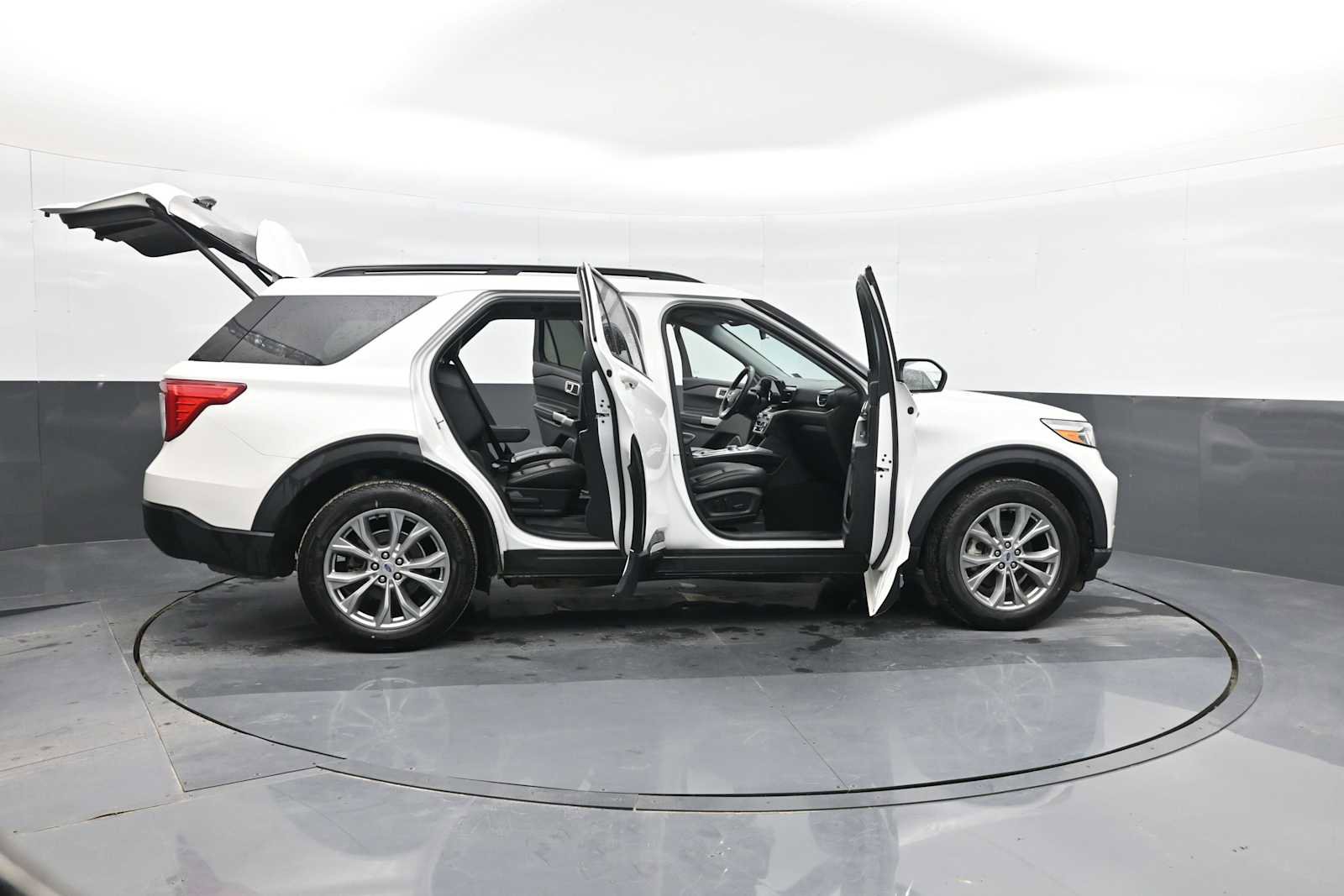 Used 2023 Ford Explorer XLT w/ Equipment Group 202A image 39