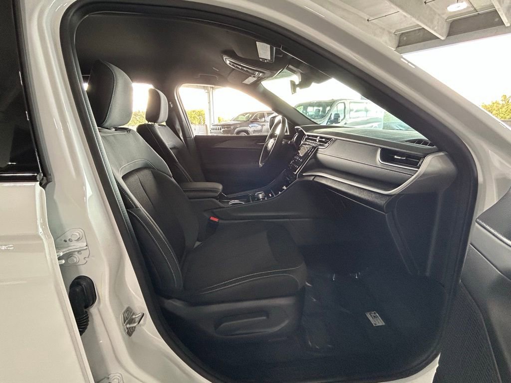 Used 2025 Jeep Grand Cherokee Laredo image 33