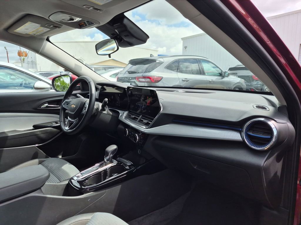 Used 2025 Chevrolet Trax LT w/ LT Convenience Package FWD image 28
